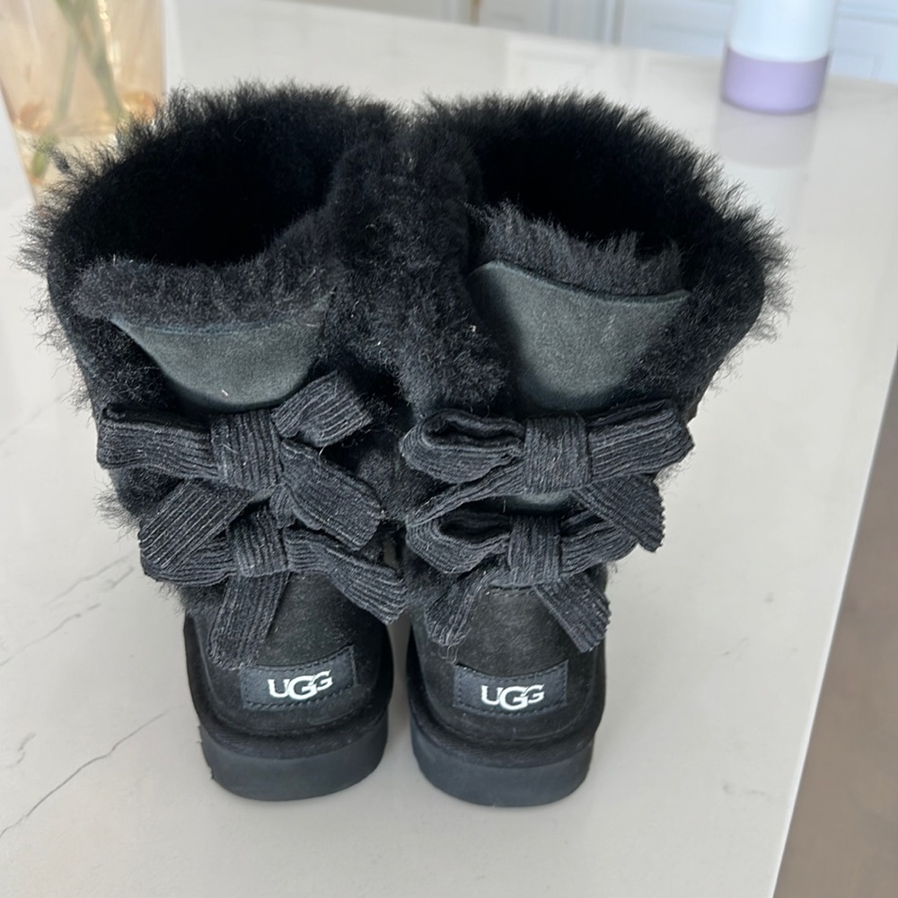 Ugg boots Bailey bow  size 5 youth